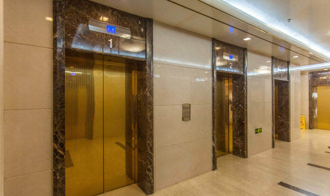 京信大厦电梯间